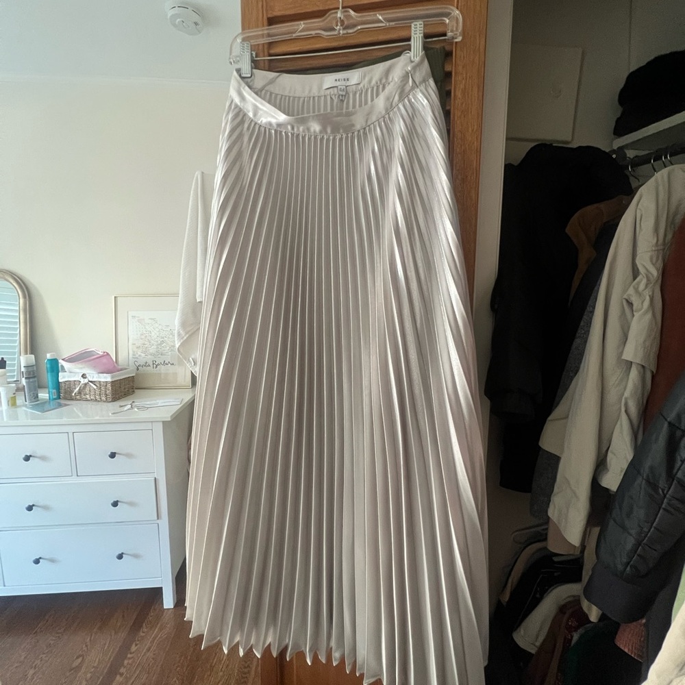 Beautiful pleated Reiss skirt